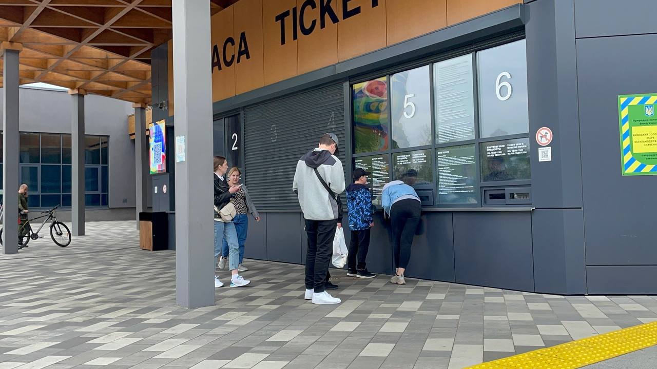 Уламки збитої ракети впали на територію Київського зоопарку: що там зараз відбувається 1