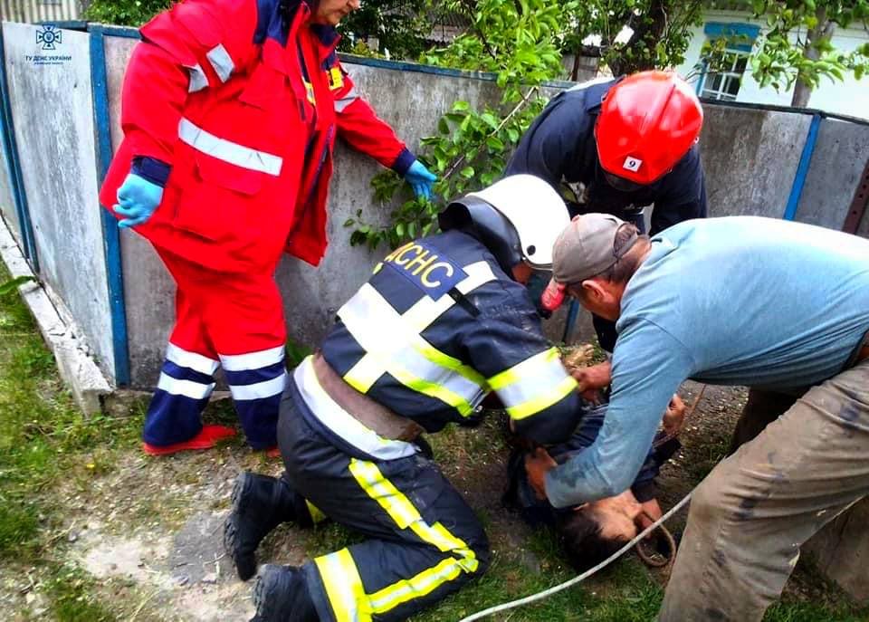 На Київщині чоловік випадково впав у колодязь 3