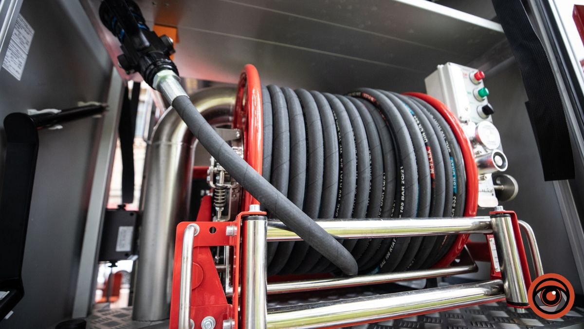 Києву від партнерів передали найсучасніше пожежне авто: машина вже заступила на чергування 2