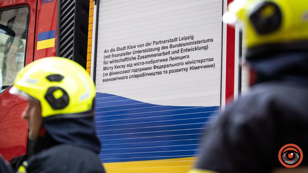 Києву від партнерів передали найсучасніше пожежне авто: машина вже заступила на чергування 3