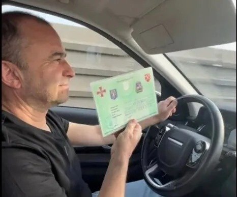 Співак Віктор Павлик потрапив у скандал через спецперепустку на проїзд: що трапилось 1