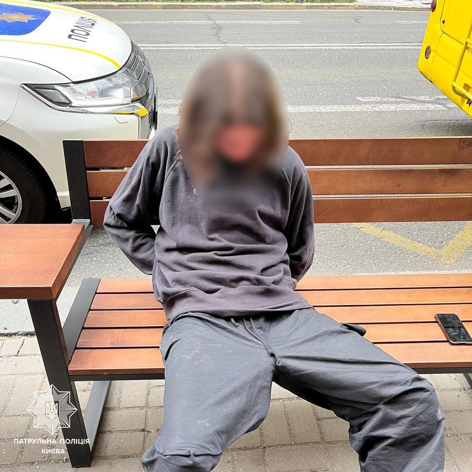 У Києві хлопець жбурнув електросамокат у вікно тролейбуса 1