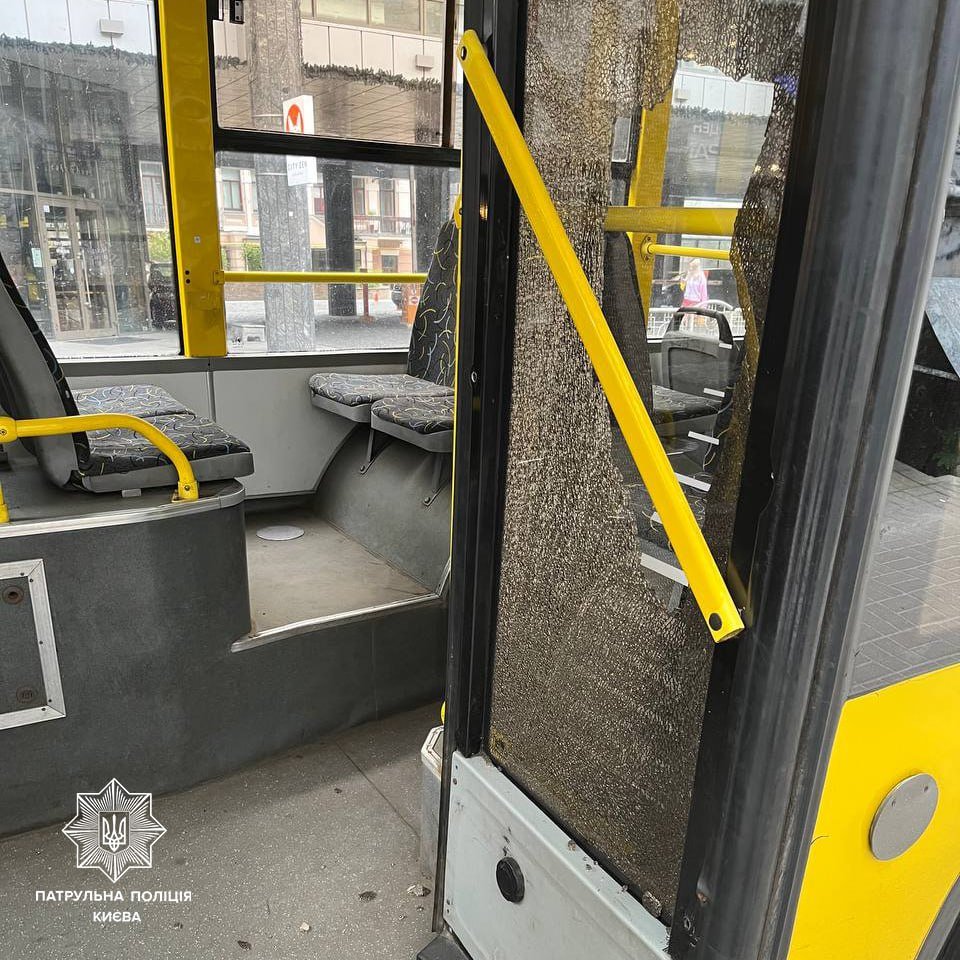 У Києві хлопець жбурнув електросамокат у вікно тролейбуса 2