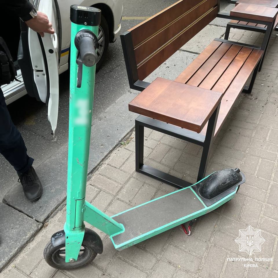 У Києві хлопець жбурнув електросамокат у вікно тролейбуса 3