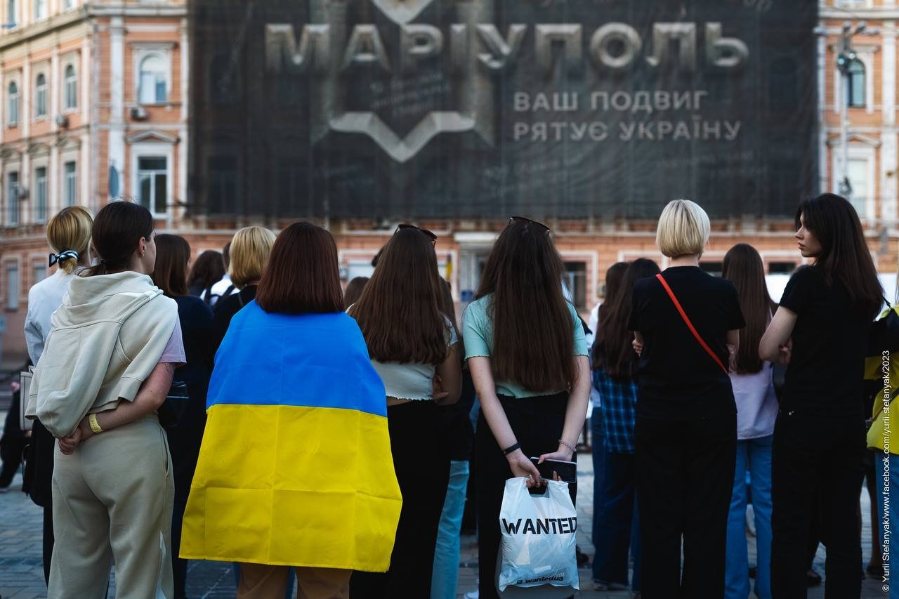 У Києві на Софійській площі встановили скульптуру на честь українських військовополонених з «Азовсталі» 1