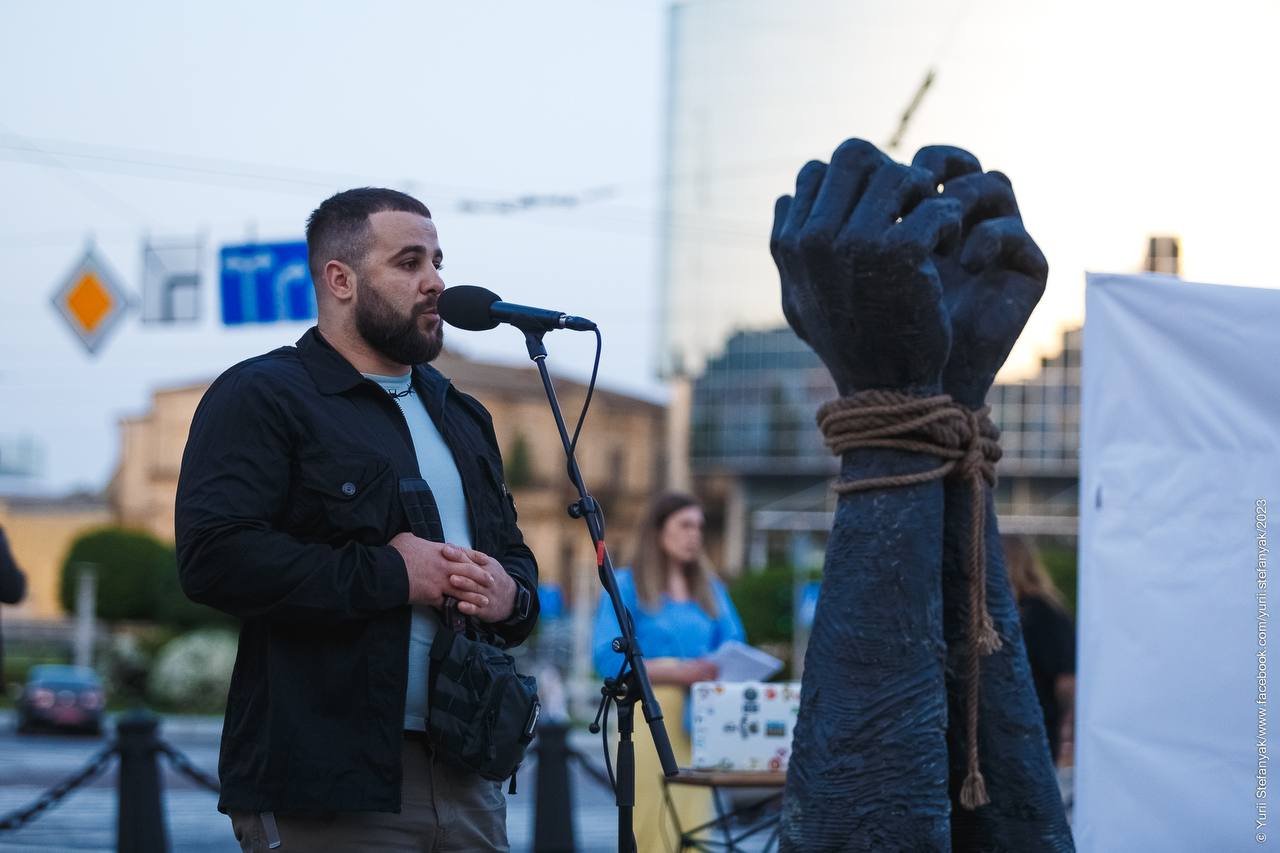 У Києві на Софійській площі встановили скульптуру на честь українських військовополонених з «Азовсталі» 2