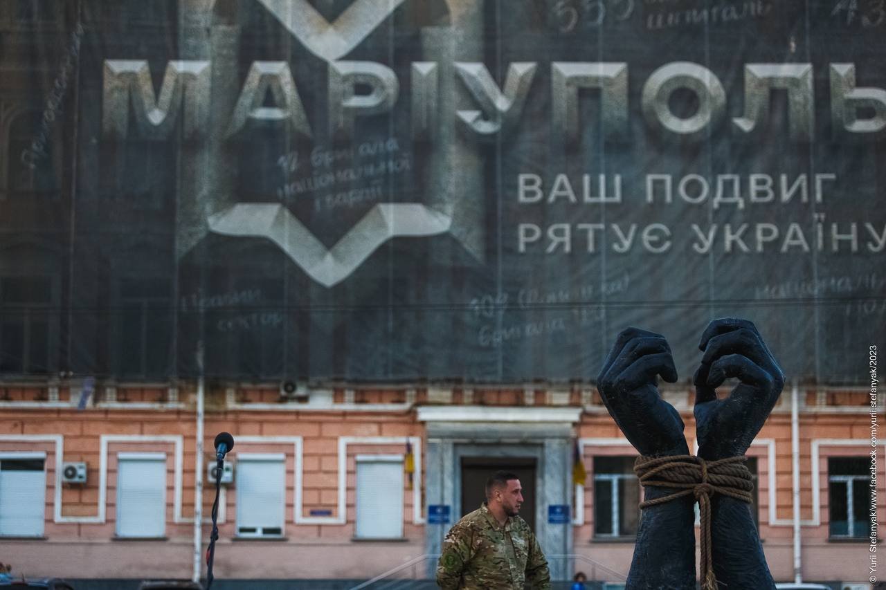 У Києві на Софійській площі встановили скульптуру на честь українських військовополонених з «Азовсталі» 3