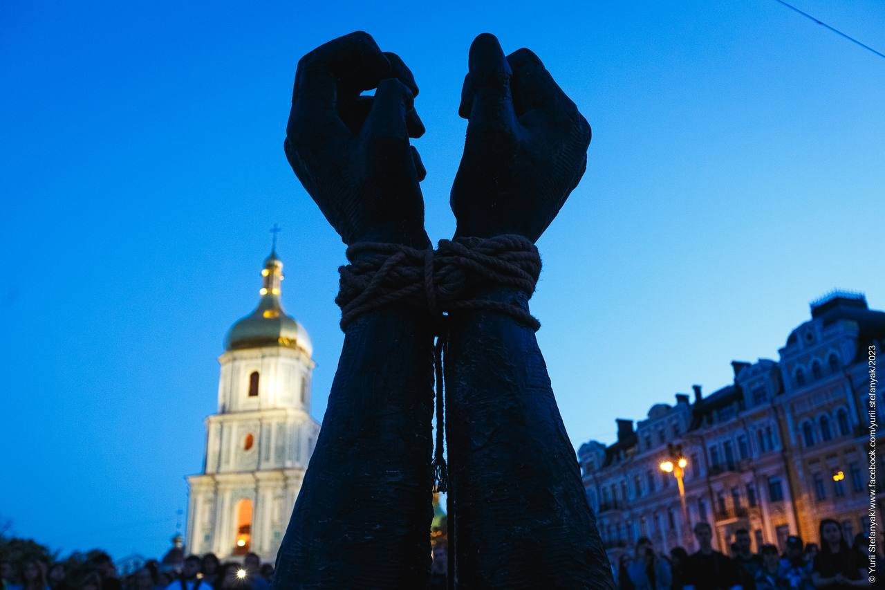 У Києві на Софійській площі встановили скульптуру на честь українських військовополонених з «Азовсталі» 4