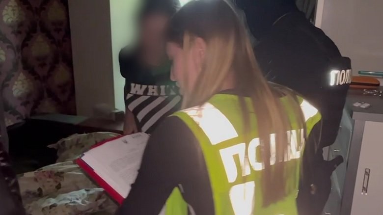 У Києві сімейна пара продавала  неіснуючі брендові речі і ошукувала людей зі всієї країни 2