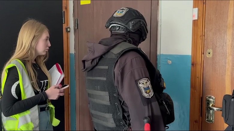 У Києві сімейна пара продавала  неіснуючі брендові речі і ошукувала людей зі всієї країни 3