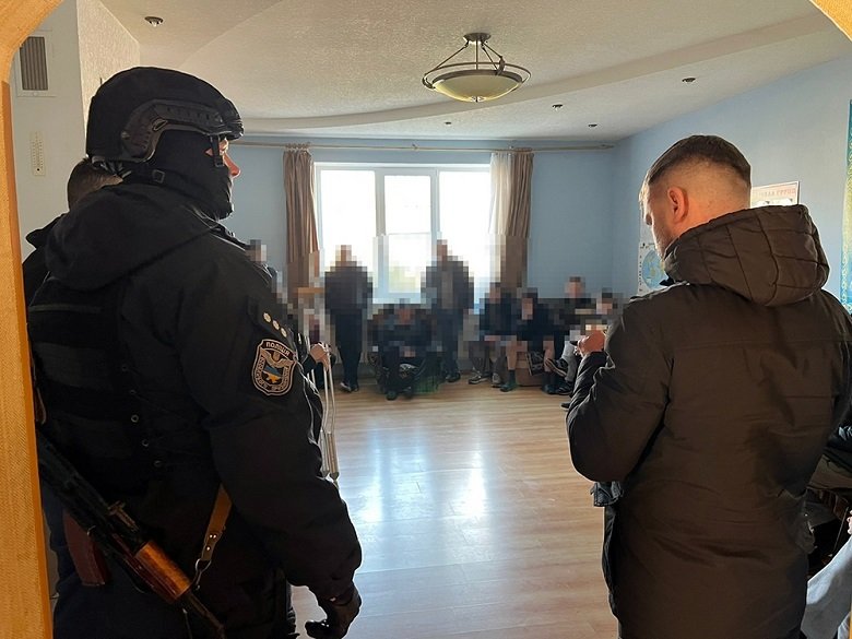 Утримували проти волі, "лікували" силою та транквілізаторами: у Києві викрили мережу псевдореабілітаційних центрів 3