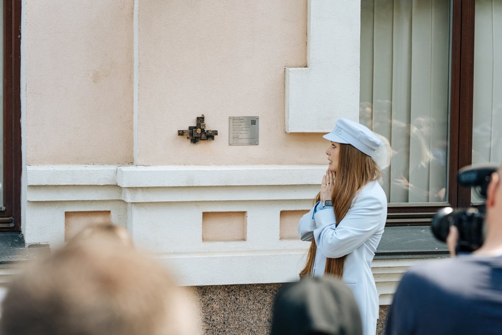 У Києві відкрили 40-ву мініскульптурку проєкту «Шукай!»: де й кому присвячена 2