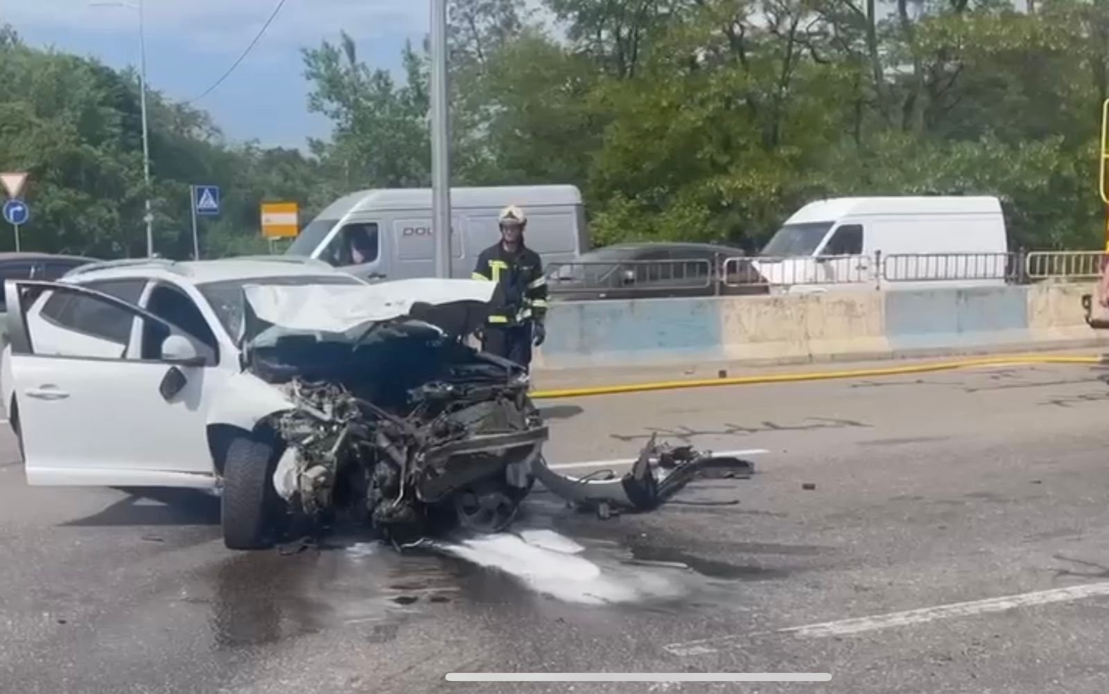 У Києві на Оболоні зіткнулись Nissan та Renault: чотирьох потерпілих відвезли до лікарні 1