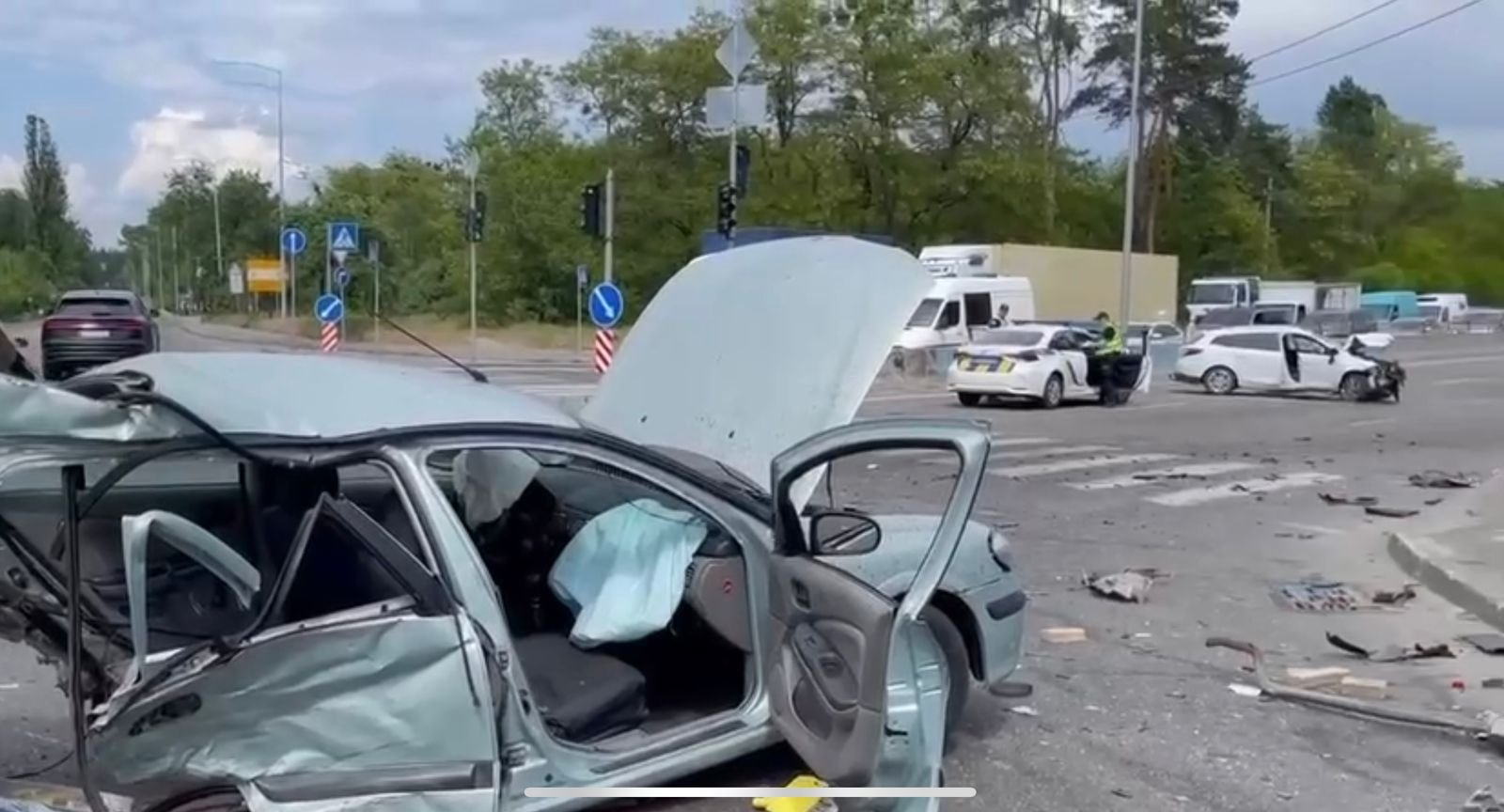 У Києві на Оболоні зіткнулись Nissan та Renault: чотирьох потерпілих відвезли до лікарні 2