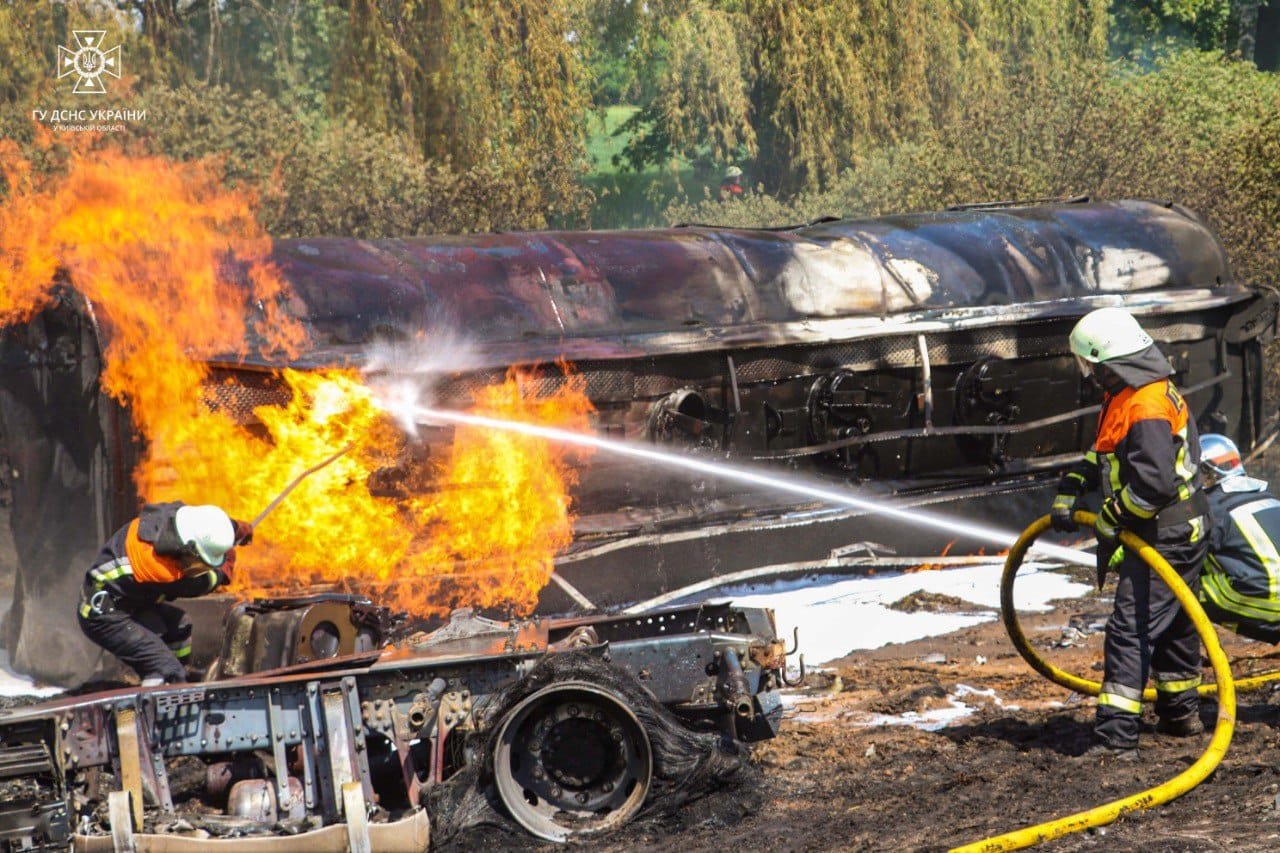 На Київщині вибухнув бензовоз: водій вантажівки загинув у пожежі 3