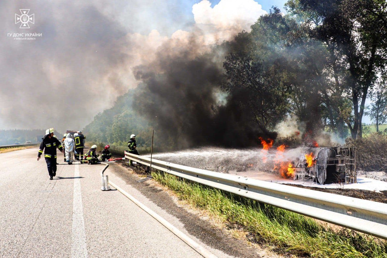 На Київщині вибухнув бензовоз: водій вантажівки загинув у пожежі 7