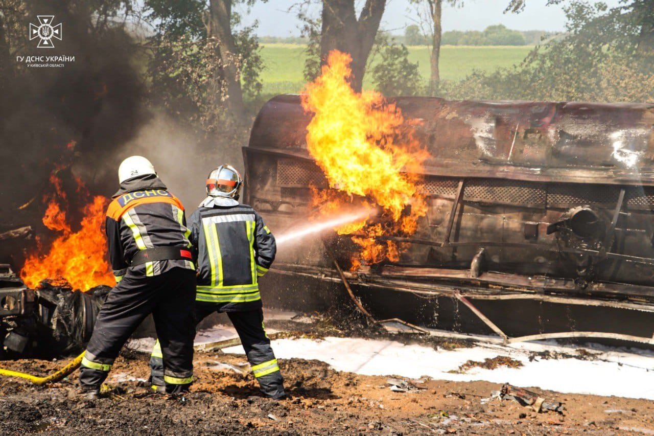 На Київщині вибухнув бензовоз: водій вантажівки загинув у пожежі 10