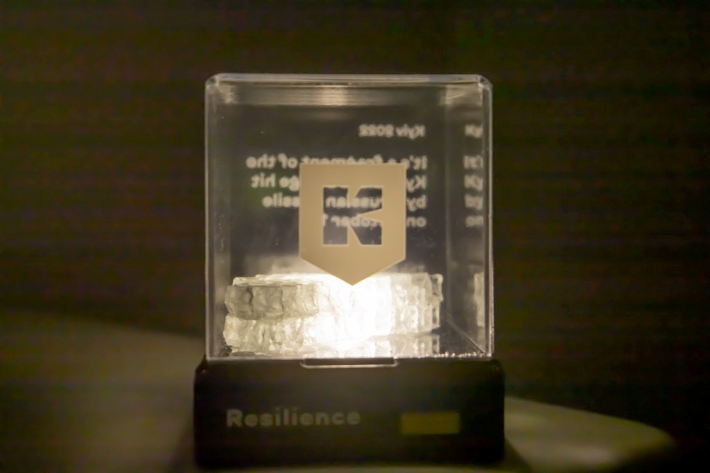 У Києві продають фрагмент Київського скляного мосту Кличко, який витримав влучання російської ракети 2