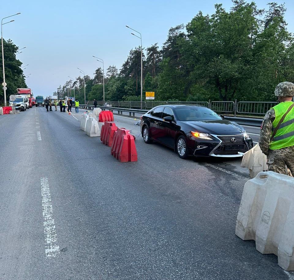 У Києві суддя на Lexus на блокпосту збив військовослужбовця: нацгвардієць загинув на місці 1