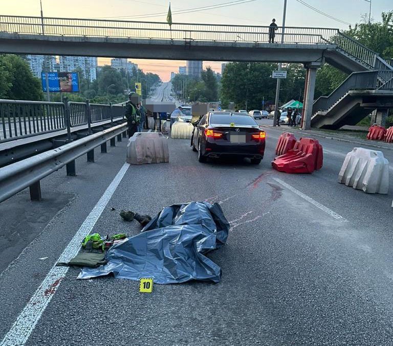 У Києві суддя на Lexus на блокпосту збив військовослужбовця: нацгвардієць загинув на місці 3
