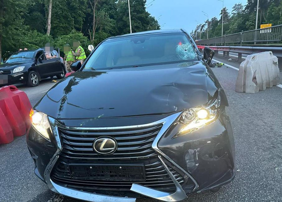 У Києві суддя на Lexus на блокпосту збив військовослужбовця: нацгвардієць загинув на місці 4