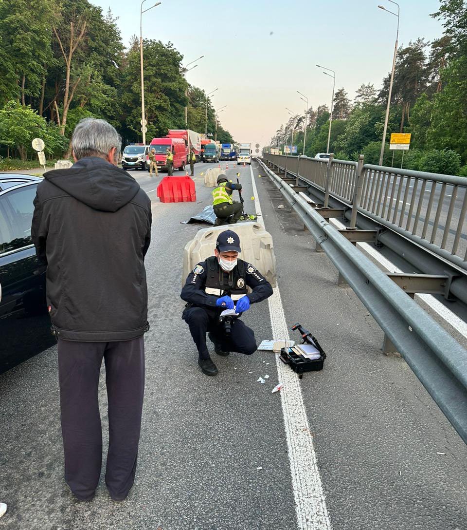 У Києві суддя на Lexus на блокпосту збив військовослужбовця: нацгвардієць загинув на місці 6