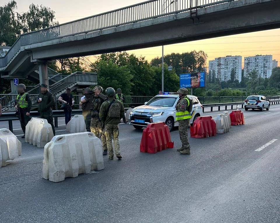 У Києві суддя на Lexus на блокпосту збив військовослужбовця: нацгвардієць загинув на місці 8