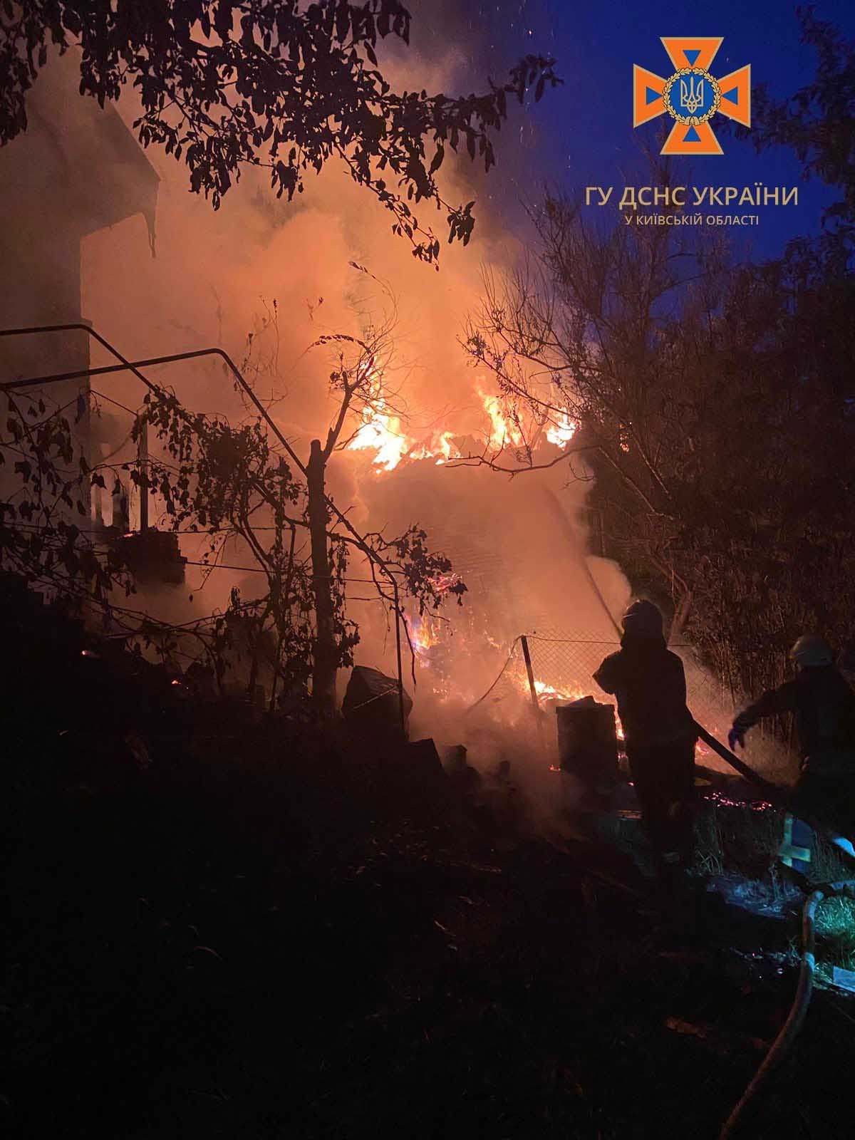 На Київщині після нічної атаки уламки ракет впали у шести населених пунктах: наслідки руйнувань 4