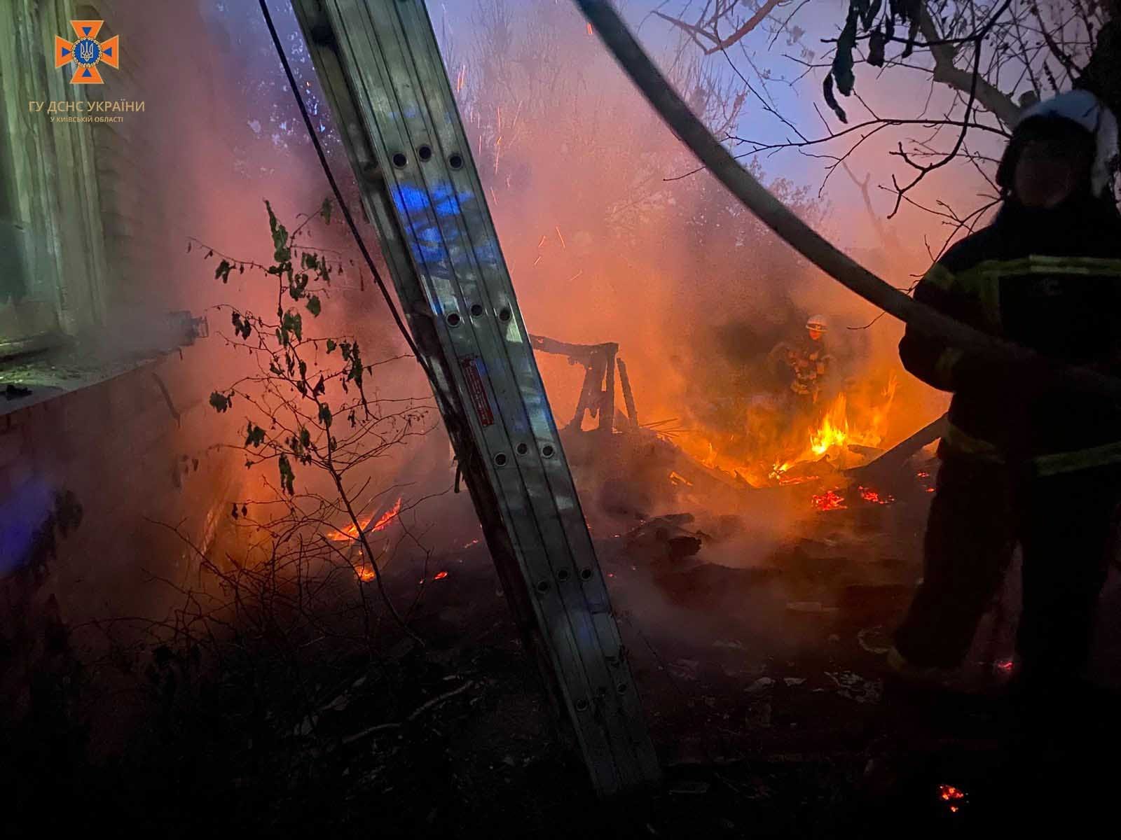 На Київщині після нічної атаки уламки ракет впали у шести населених пунктах: наслідки руйнувань 6