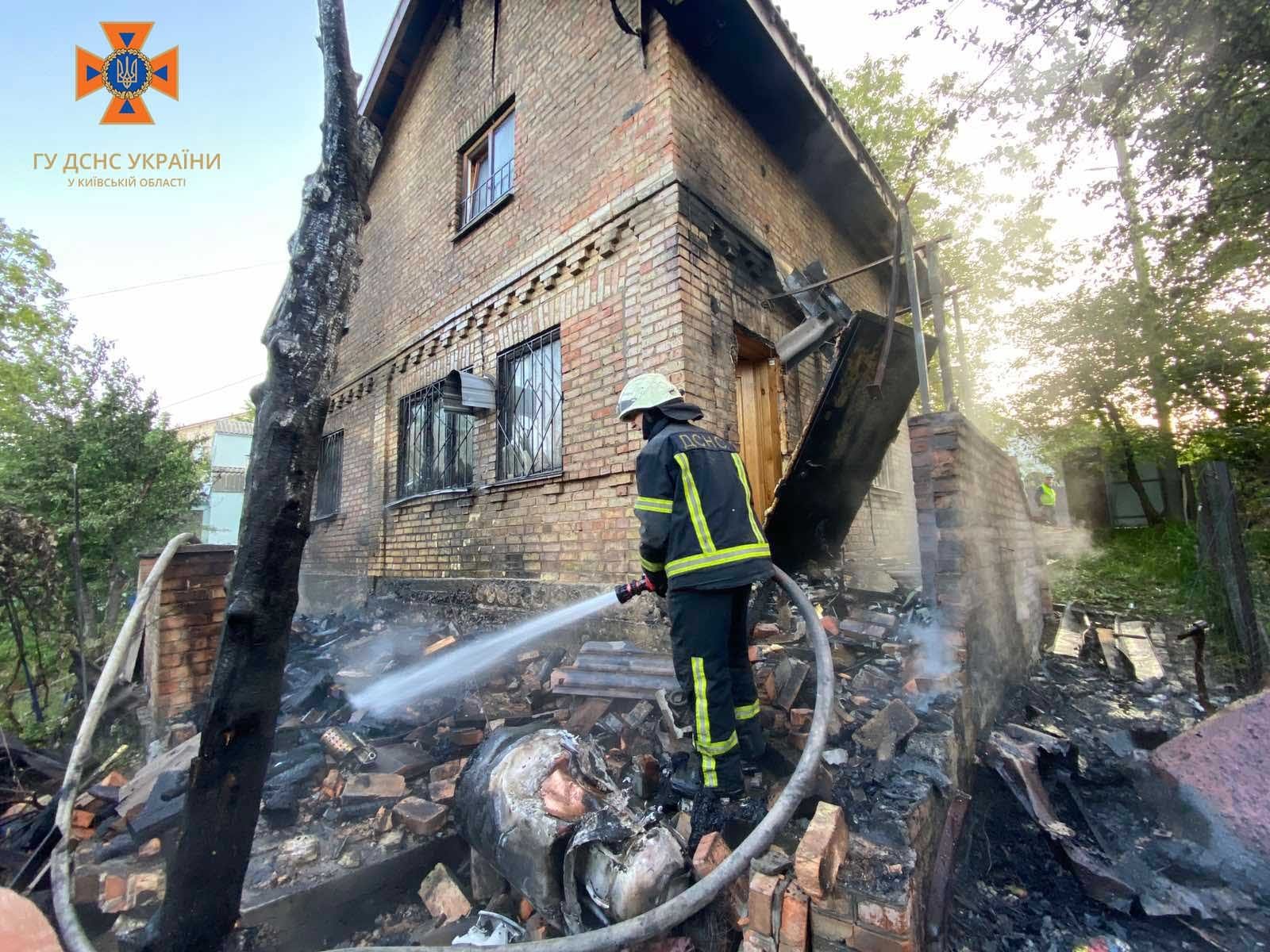 На Київщині після нічної атаки уламки ракет впали у шести населених пунктах: наслідки руйнувань 10