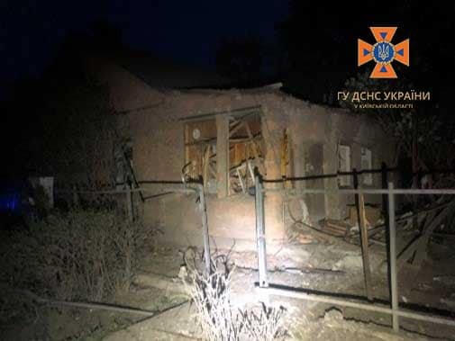 На Київщині після нічної атаки уламки ракет впали у шести населених пунктах: наслідки руйнувань 11