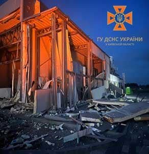 На Київщині після нічної атаки уламки ракет впали у шести населених пунктах: наслідки руйнувань 12
