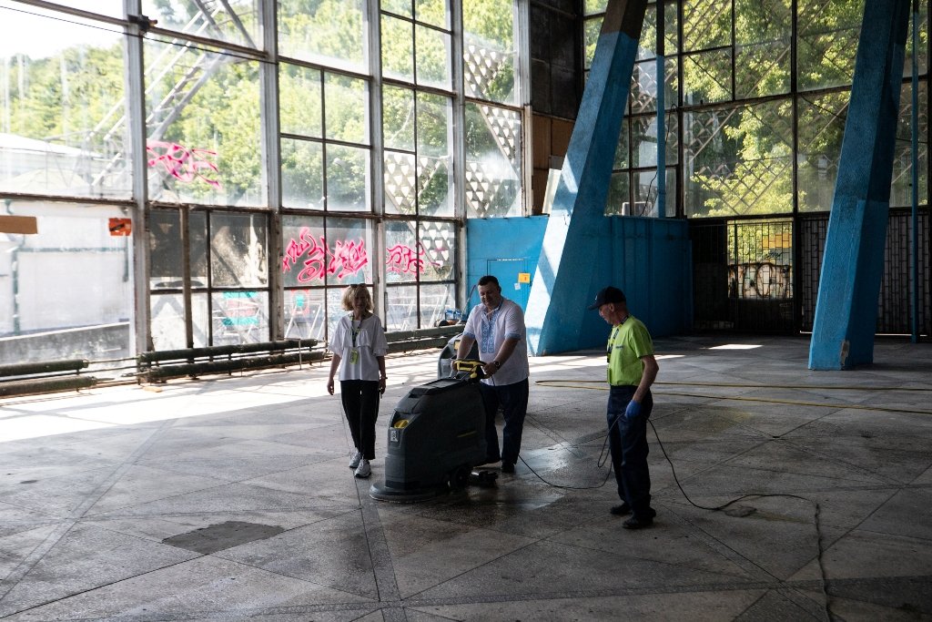 До дня Києва шеф-кухар Євген Клопотенко з волонтерами відмили Житній ринок 1