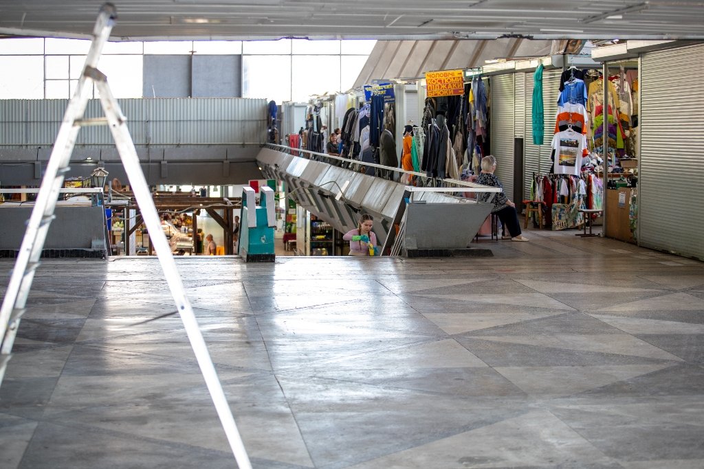 До дня Києва шеф-кухар Євген Клопотенко з волонтерами відмили Житній ринок 7