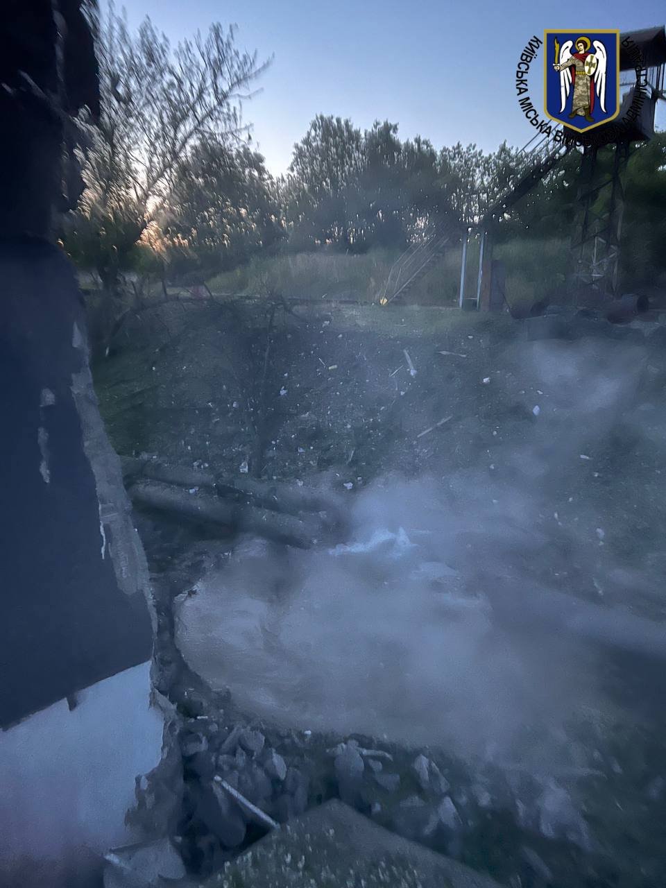 У Києві під час нічного обстрілу пошкоджена тепломережа: почались аварійні роботи 1