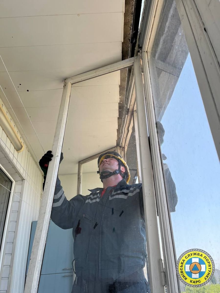 У Києві розібрали аварійні конструкції на двох дев’ятиповерхівках у Деснянському районі 1