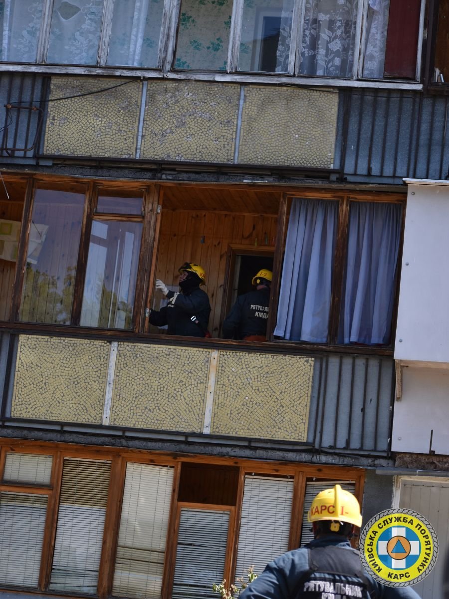 У Києві розібрали аварійні конструкції на двох дев’ятиповерхівках у Деснянському районі 3