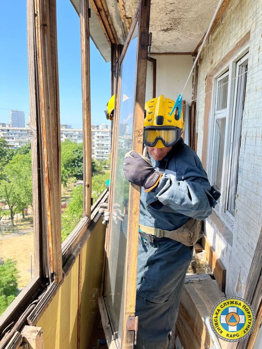 У Києві розібрали аварійні конструкції на двох дев’ятиповерхівках у Деснянському районі 4