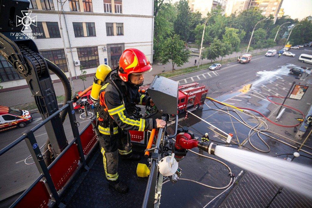 У Києві на Печерську вночі сталась масштабна пожежа: де і що горіло 3