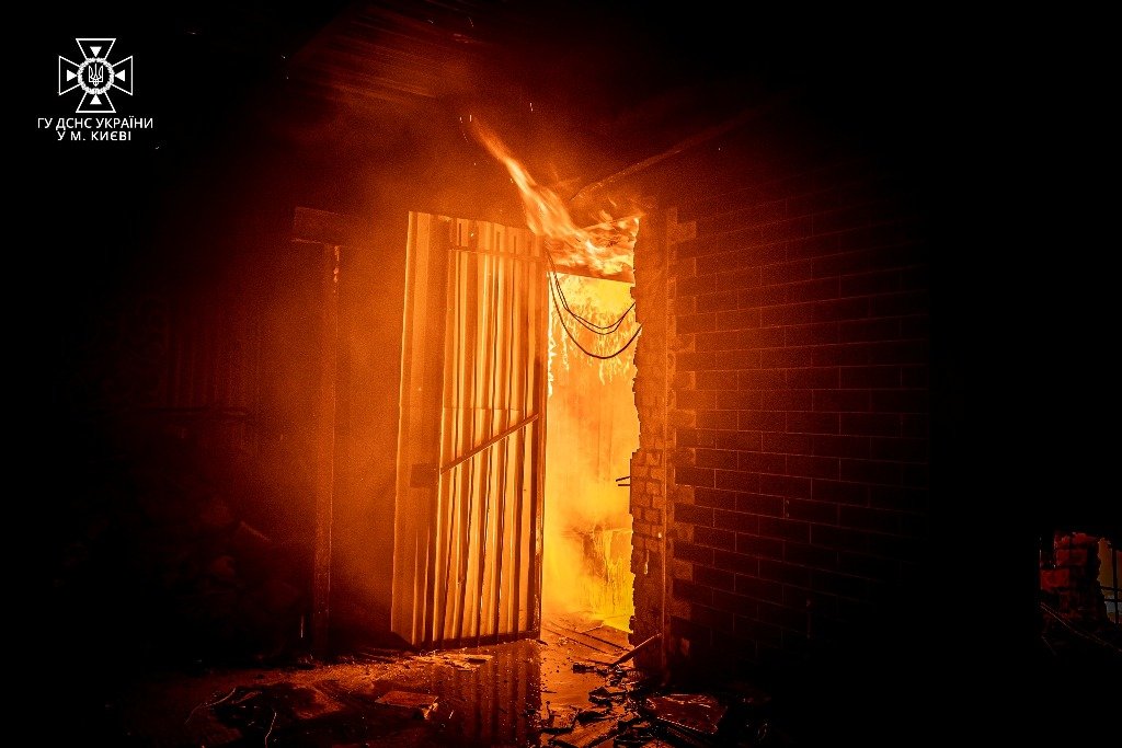 У Києві на Печерську вночі сталась масштабна пожежа: де і що горіло 4