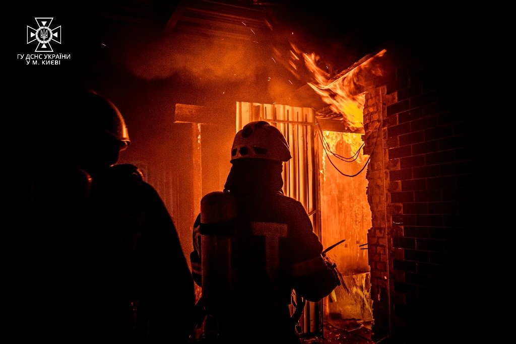 У Києві на Печерську вночі сталась масштабна пожежа: де і що горіло 5