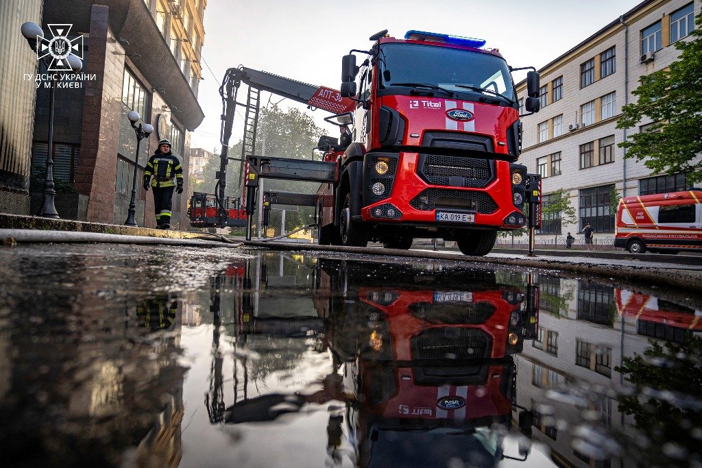 У Києві на Печерську вночі сталась масштабна пожежа: де і що горіло 6