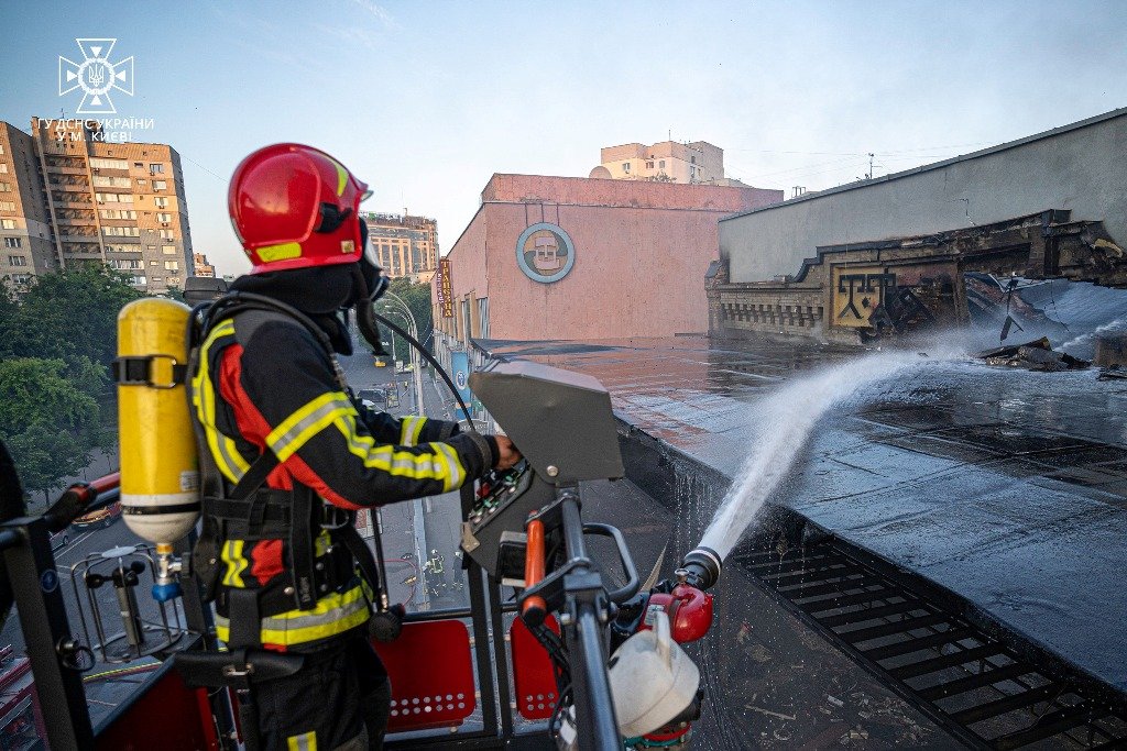 У Києві на Печерську вночі сталась масштабна пожежа: де і що горіло 8
