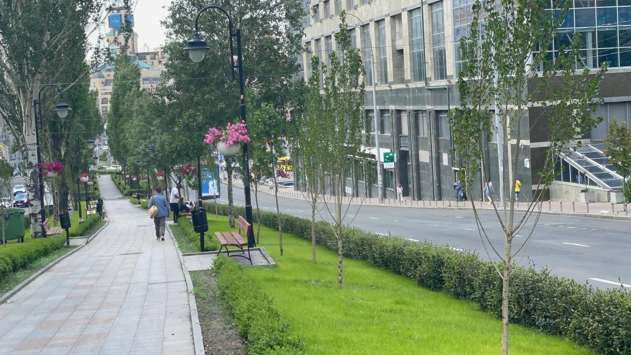 У Києві на бульварі Лесі Українки впала електроопора: рух перекритий 1