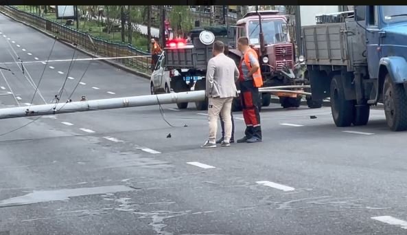 У Києві на бульварі Лесі Українки впала електроопора: рух перекритий 2