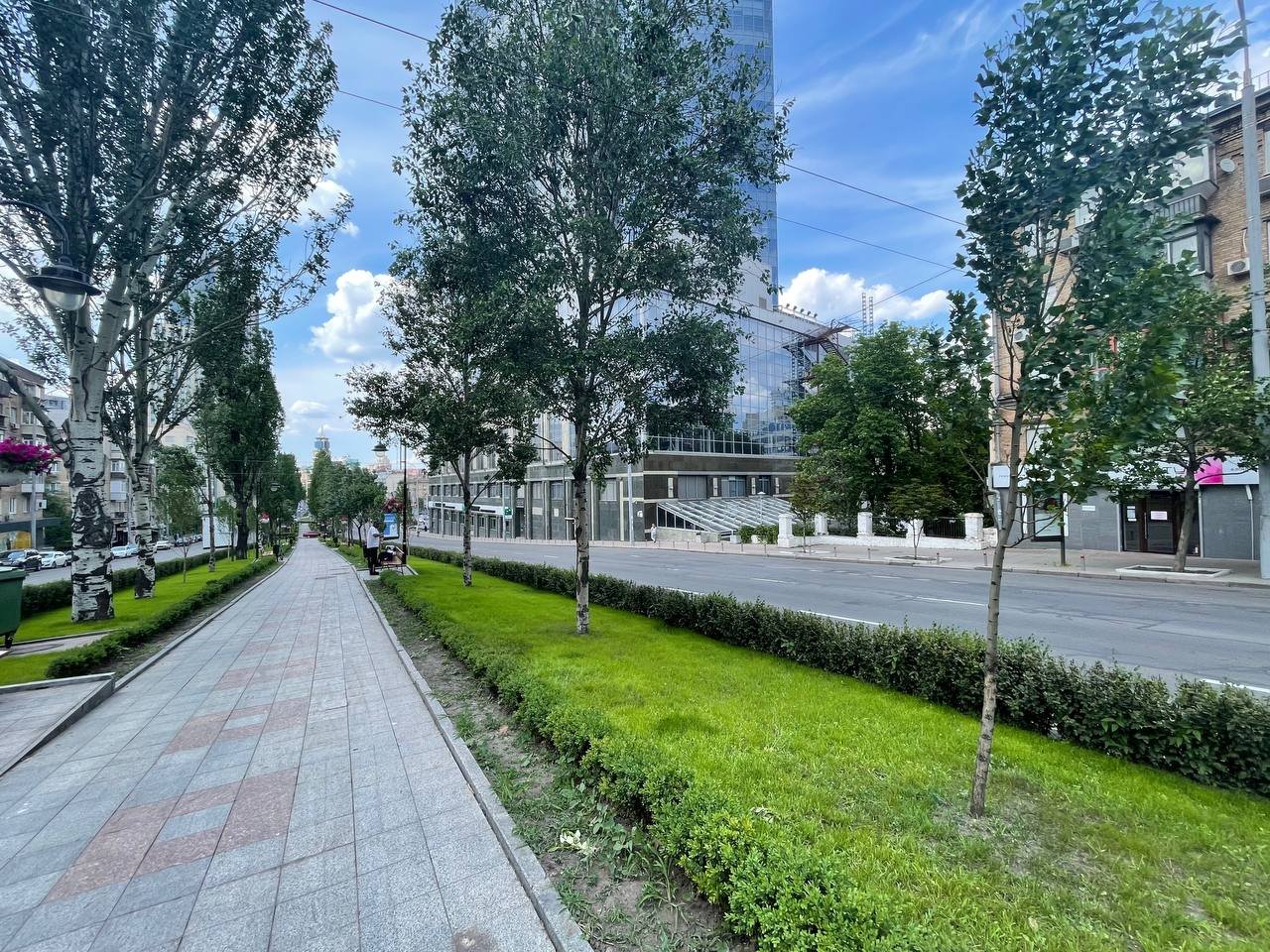 У Києві на бульварі Лесі Українки впала електроопора: рух перекритий 4