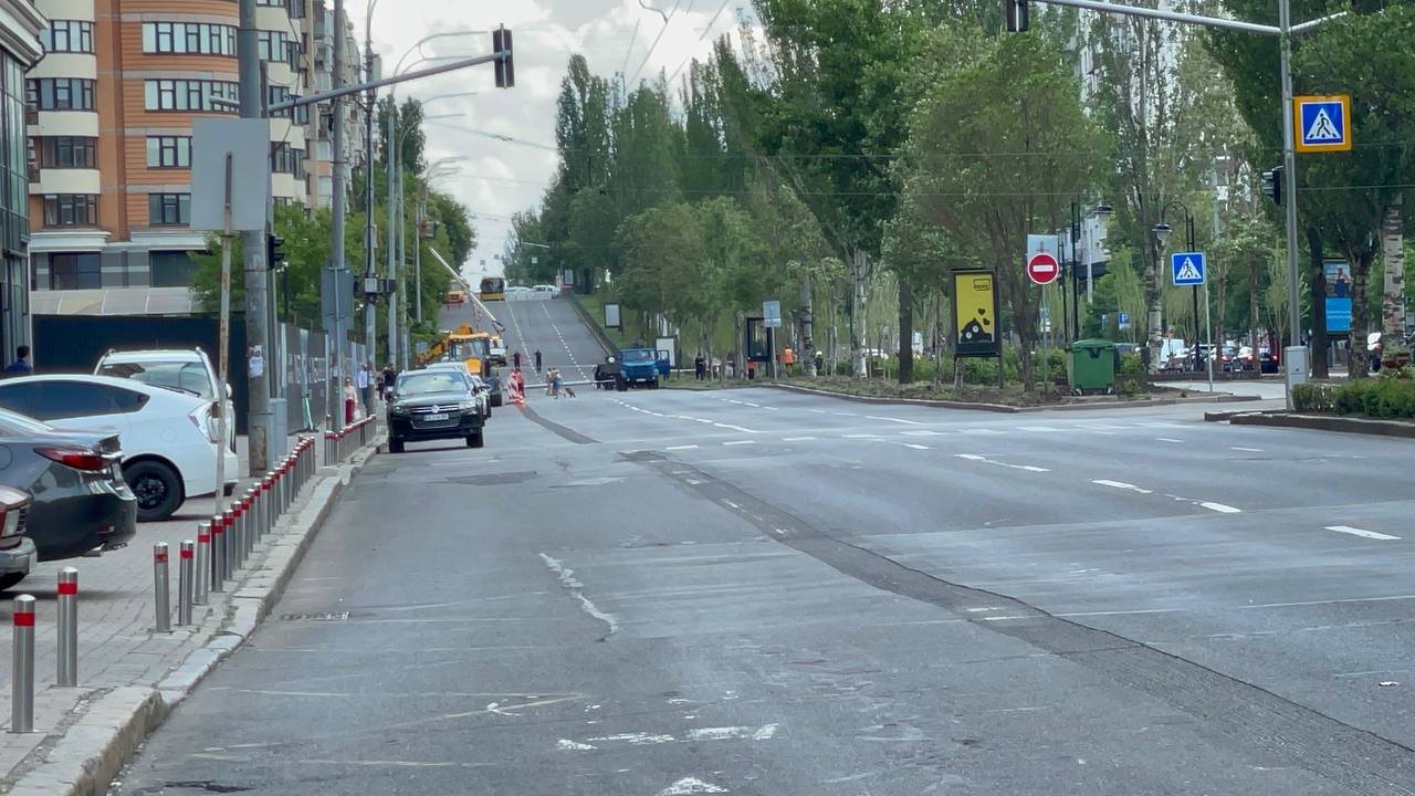 У Києві на бульварі Лесі Українки впала електроопора: рух перекритий 5