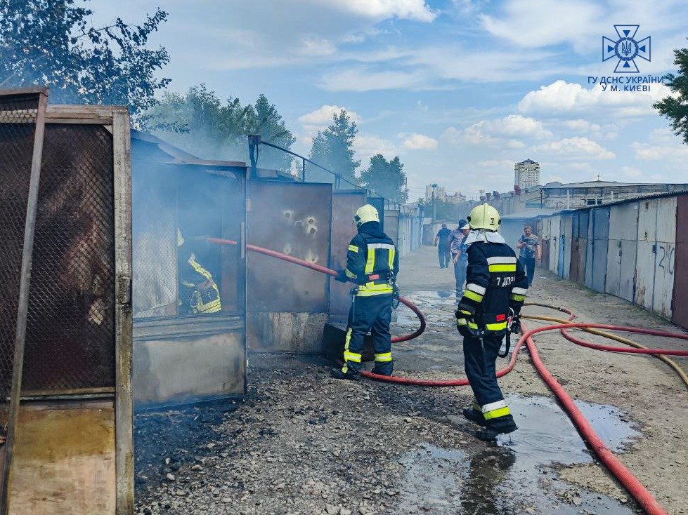 У Києві на Оболоні згоріло 14 гаражів 1