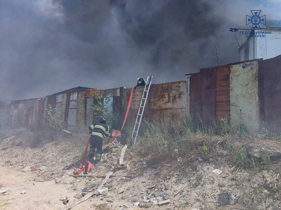 У Києві на Оболоні згоріло 14 гаражів 2