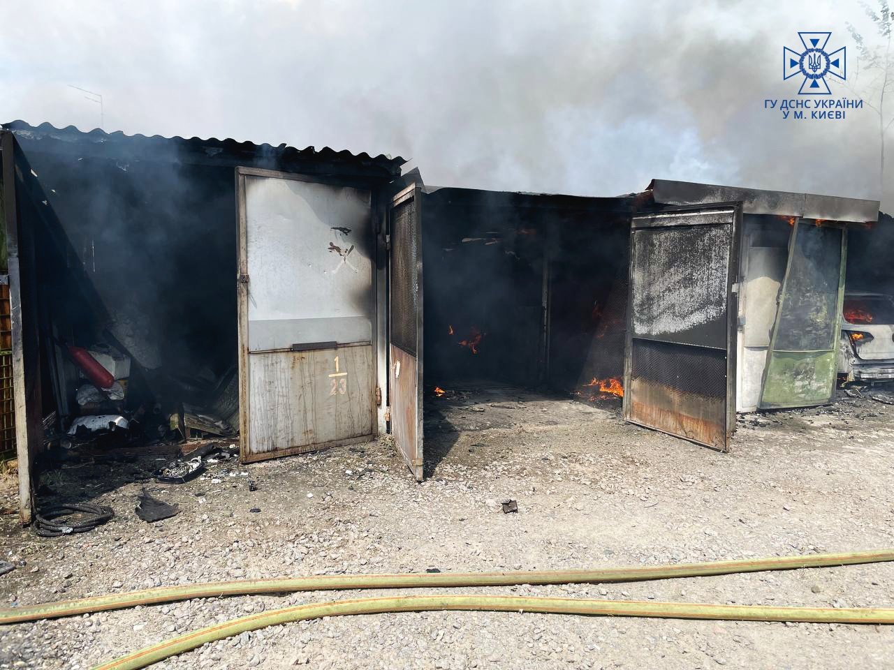 У Києві на Оболоні згоріло 14 гаражів 3